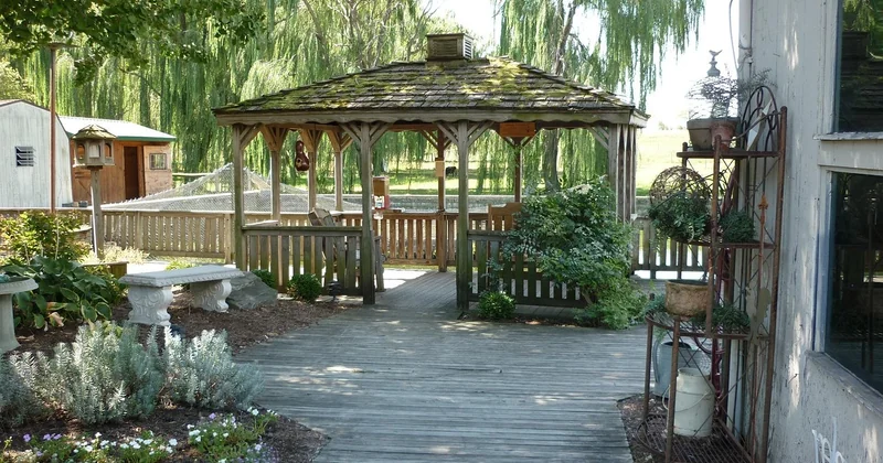 Couvrir une pergola en bois contre la pluie et les embruns : bonne ou mauvaise idée ?