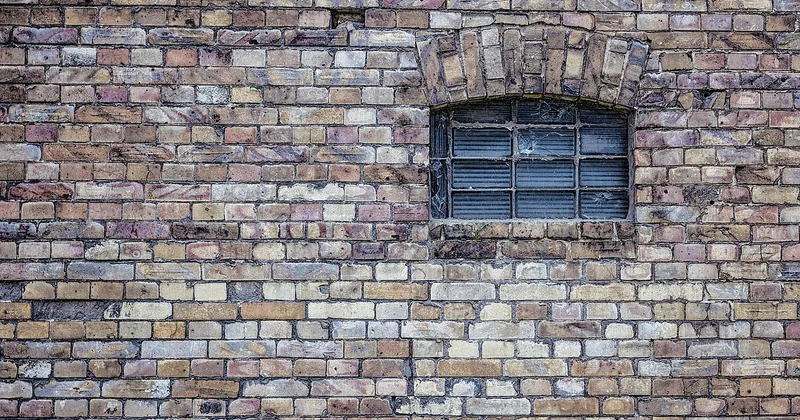 Murs épais, pierre, terre cuite : l'intelligence passive de l'architecture méditerranéenne