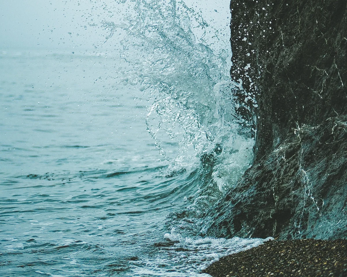 Sel, vent, UV : les trois agressions du bord de mer